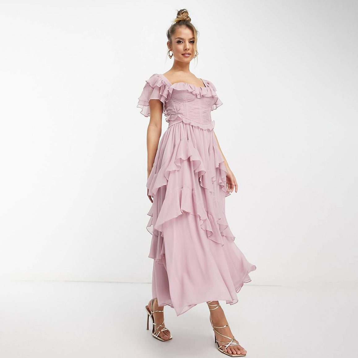 Robe longue à volants, décolleté carré
