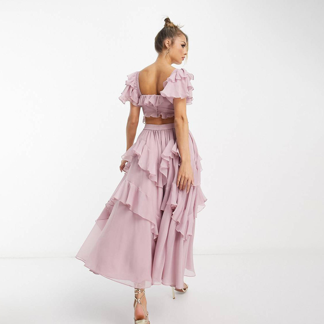 Robe longue à volants, décolleté carré