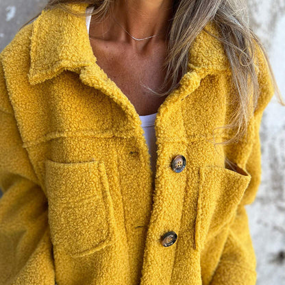 Veste sherpa grande taille pour femme, chaude et douce avec poches.