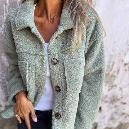 Veste sherpa grande taille pour femme, chaude et douce avec poches.