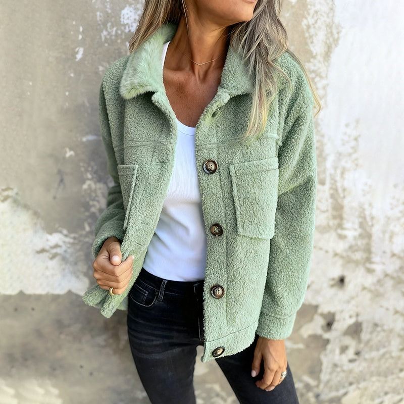 Veste sherpa grande taille pour femme, chaude et douce avec poches.