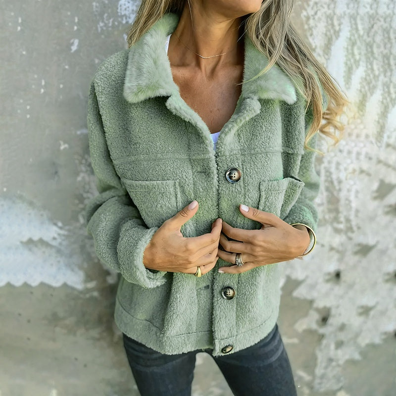 Veste sherpa grande taille pour femme, chaude et douce avec poches.